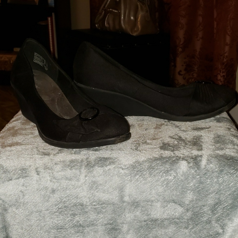 Black wedge shoes